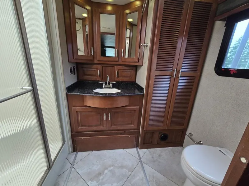 2014 Fleetwood Discovery, photo 21 of 24