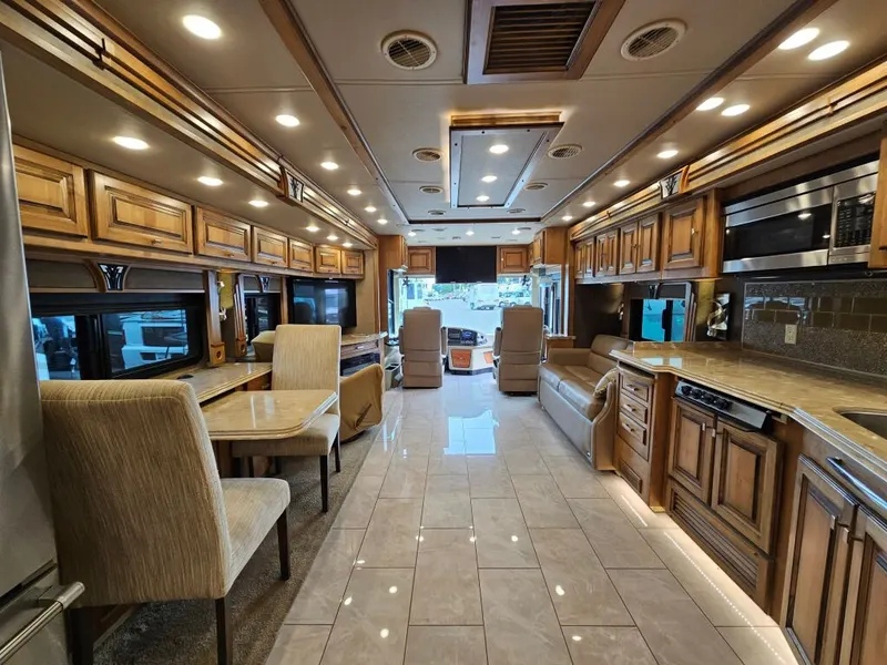 2017 Tiffin Motorhomes Phaeton, photo 21 of 24