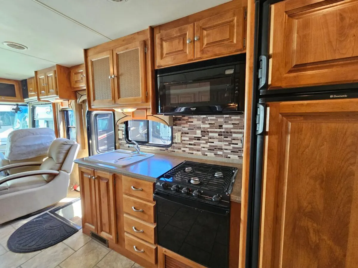 2011 Tiffin Motorhomes Allegro, photo 15 of 24