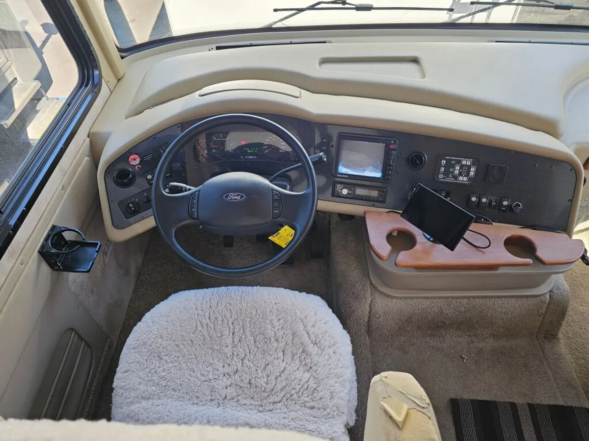 2011 Tiffin Motorhomes Allegro, photo 19 of 24