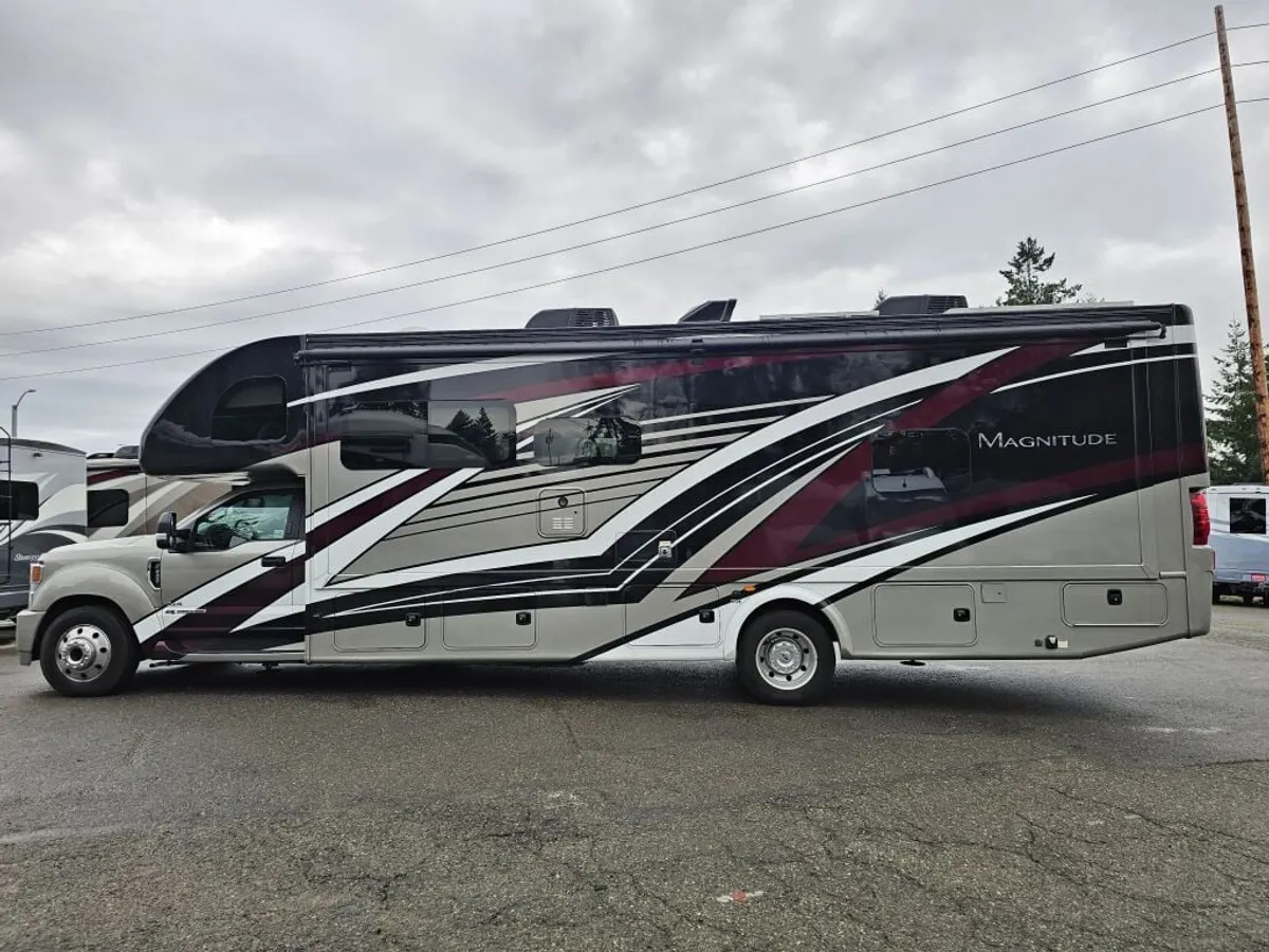 2023 Thor Motor Coach Magnitude 4x4, photo 6 of 24