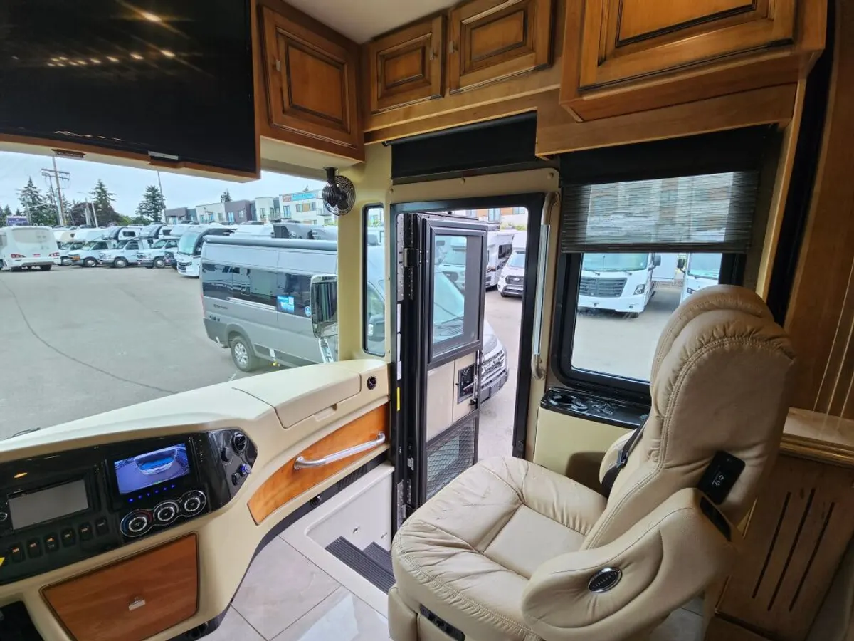 2017 Tiffin Motorhomes Phaeton, photo 10 of 24