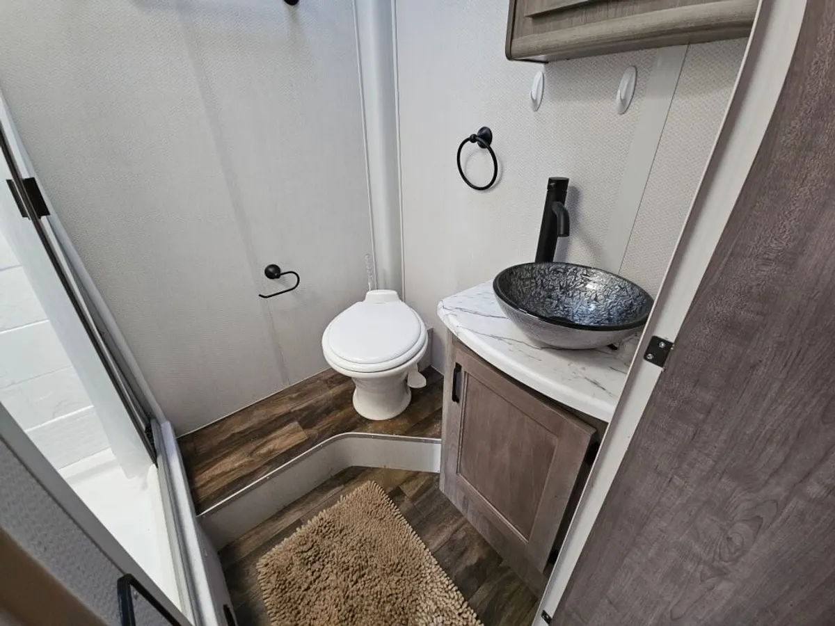 2021 Lance Lance Travel Trailers, photo 17 of 24