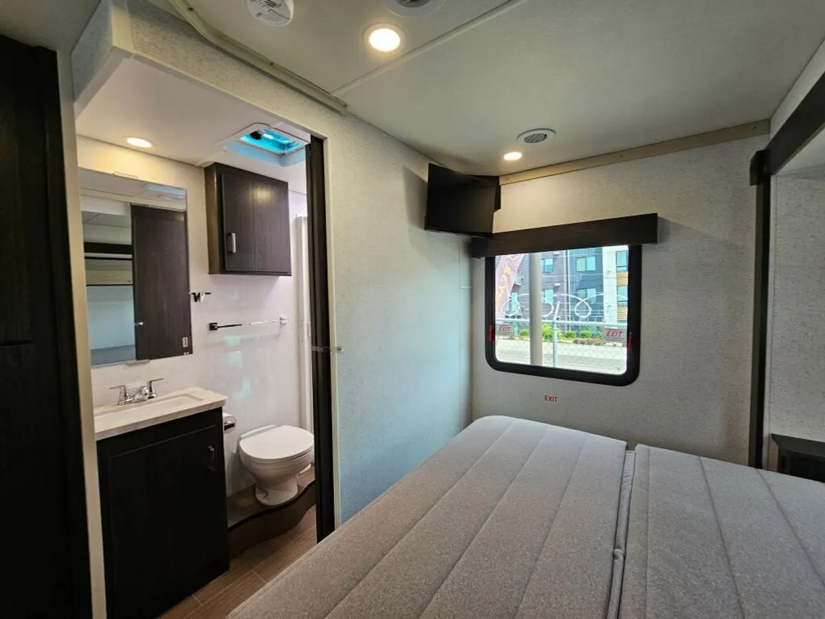 2027 Winnebago Sunflyer, photo 23 of 24
