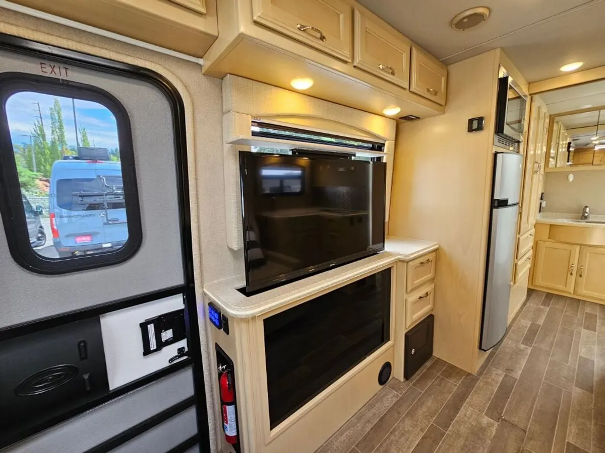 2019 Regency RV Ultra Brougham, photo 14 of 24