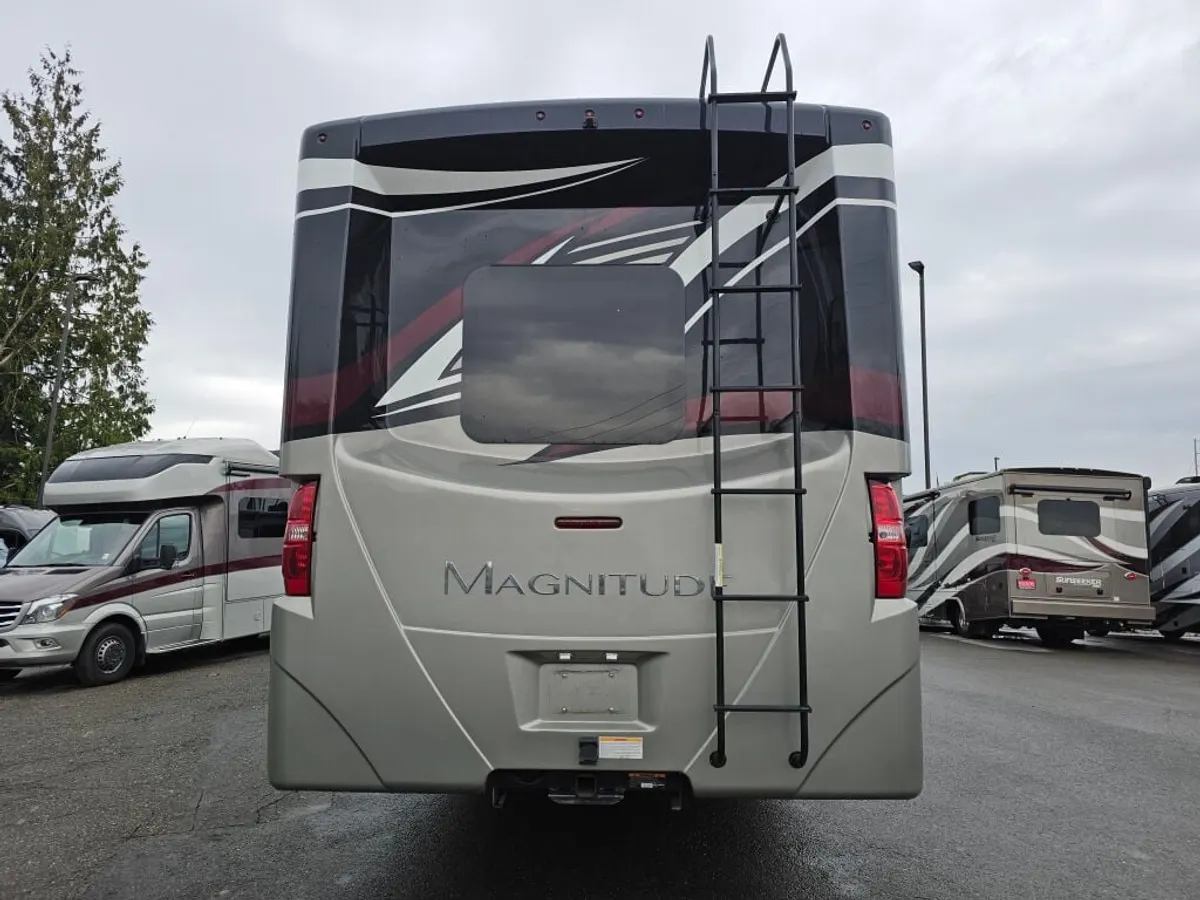 2023 Thor Motor Coach Magnitude 4x4, photo 4 of 24