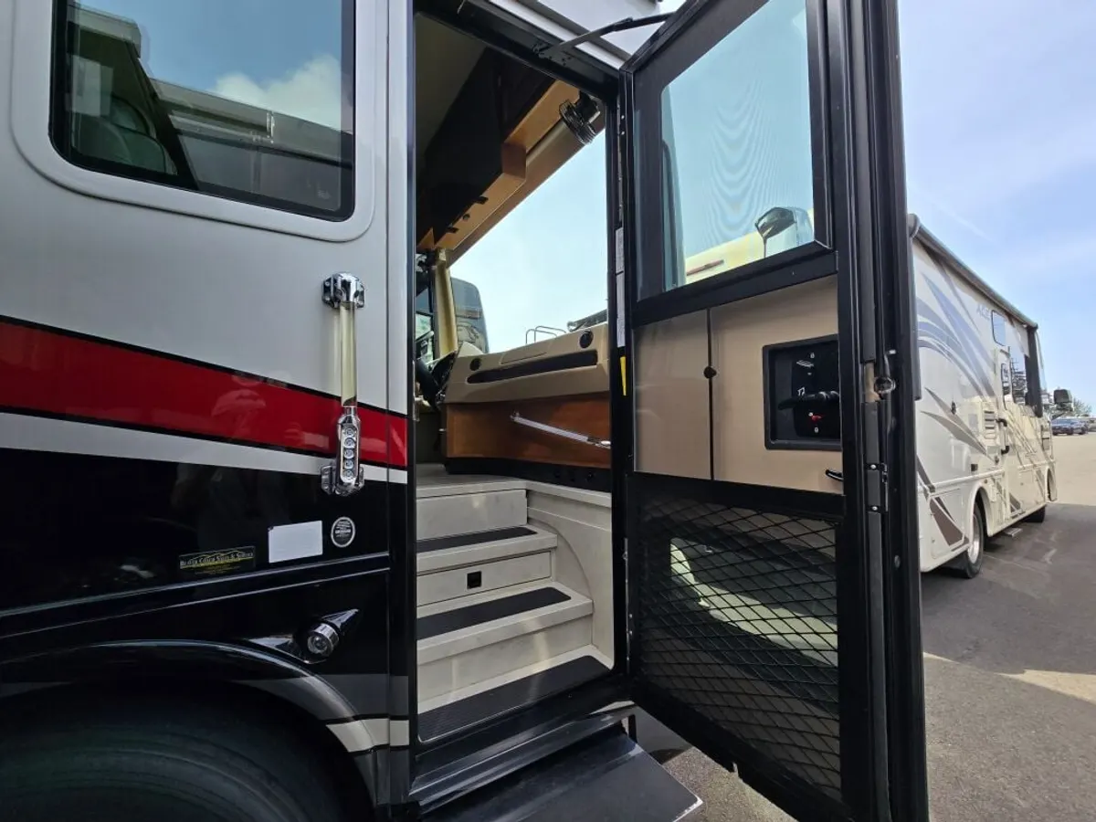 2017 Tiffin Motorhomes Allegro Bus, photo 6 of 24