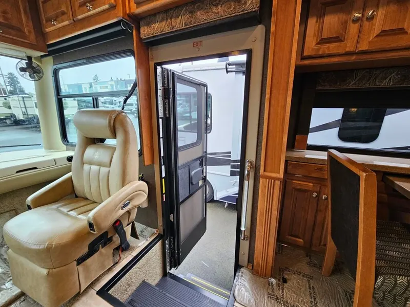 2017 Tiffin Motorhomes Allegro, photo 10 of 24