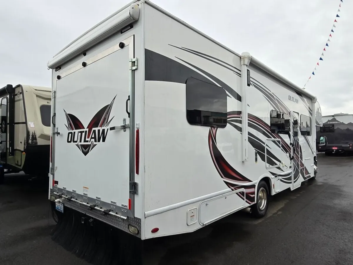 2022 Thor Motor Coach Outlaw, photo 6 of 24