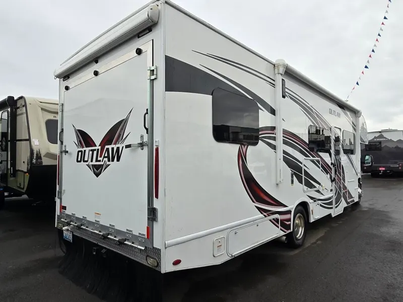 2022 Thor Motor Coach Outlaw, photo 6 of 24