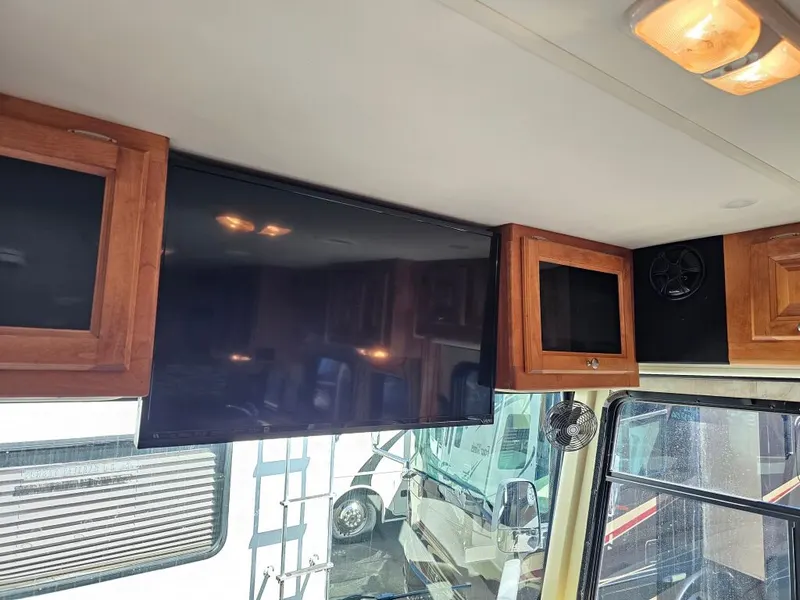 2011 Tiffin Motorhomes Allegro, photo 20 of 24