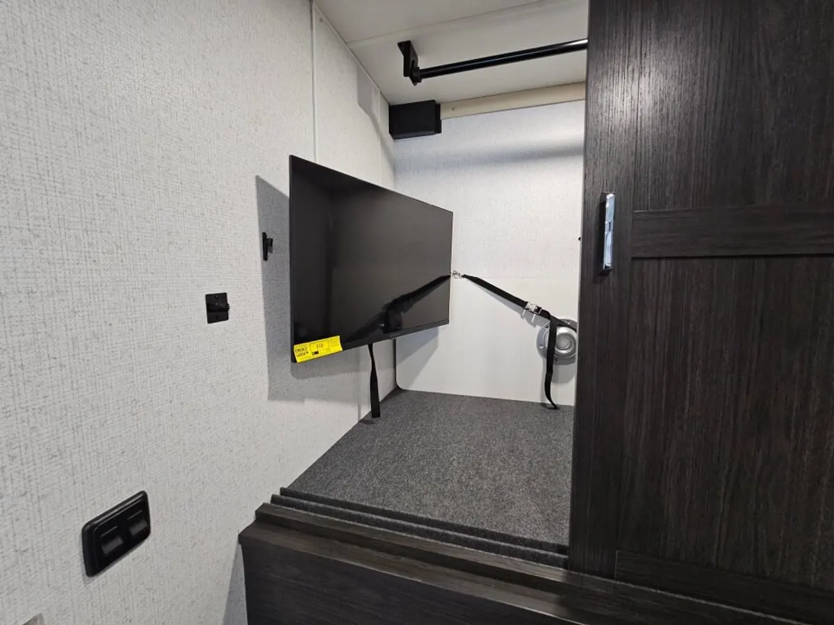 2027 Winnebago Sunflyer, photo 19 of 24