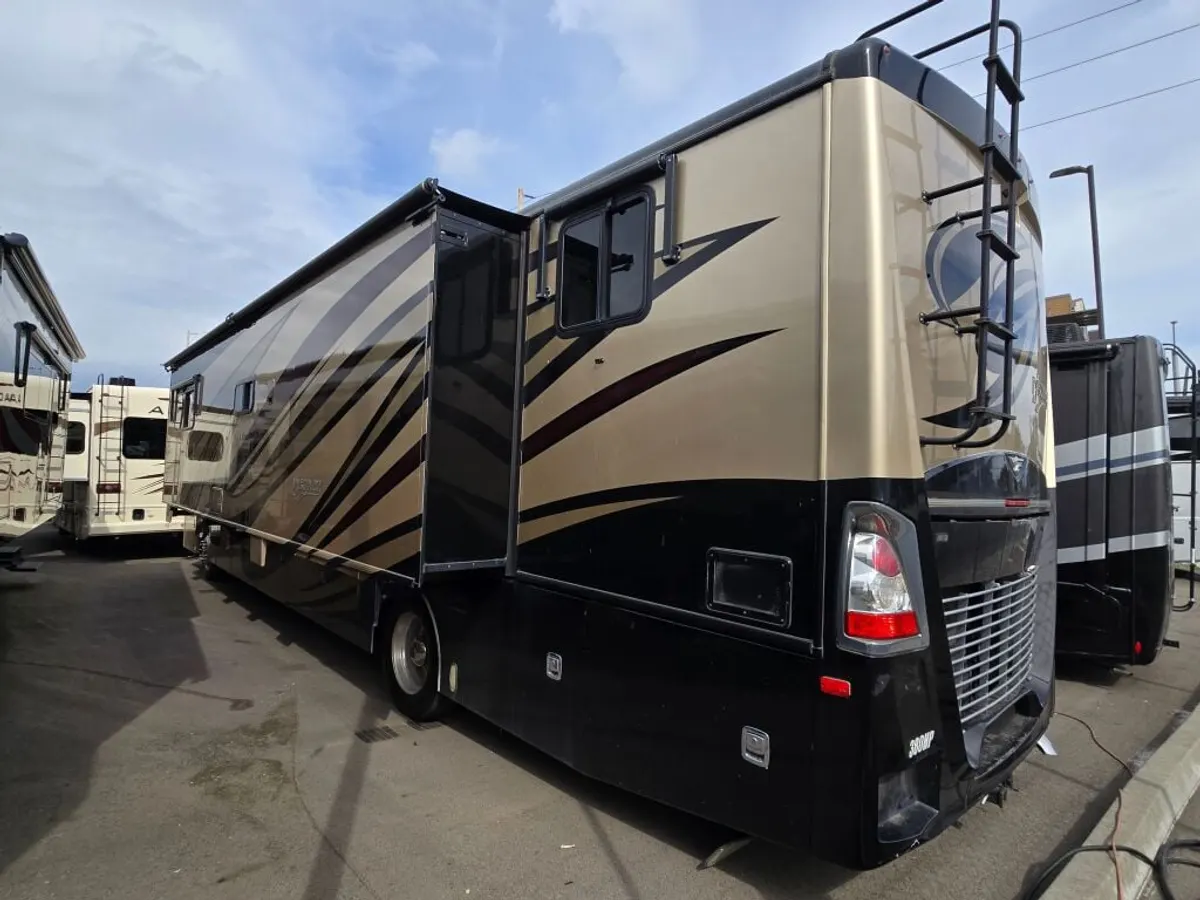 2014 Fleetwood Discovery, photo 3 of 24