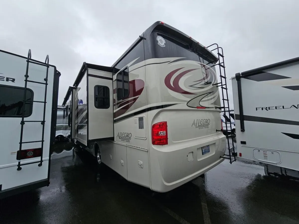 2015 Tiffin Motorhomes Allegro, photo 4 of 24