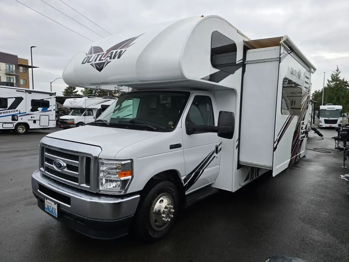 2022 Thor Motor Coach Outlaw, photo 3 of 24