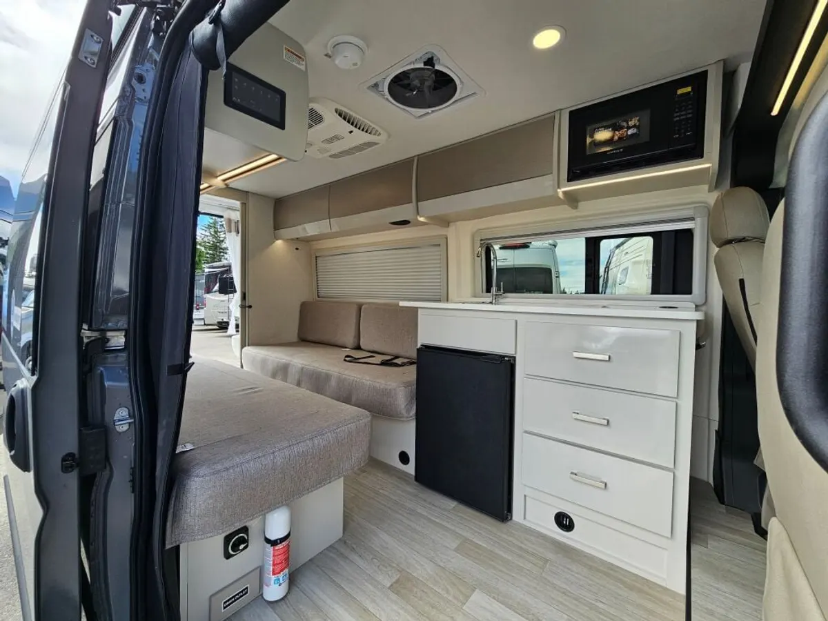 2027 Thor Motor Coach Sequence, photo 17 of 24