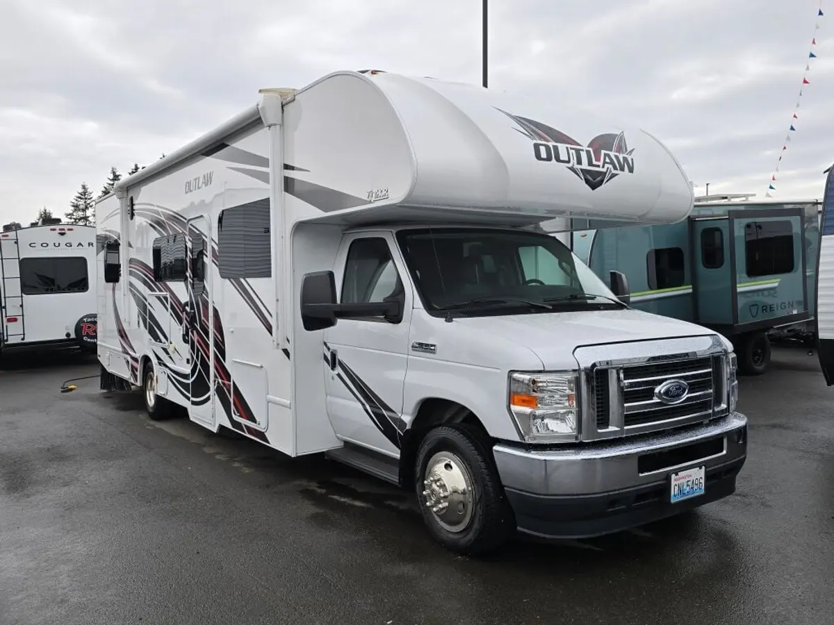 2022 Thor Motor Coach Outlaw, photo 1 of 24