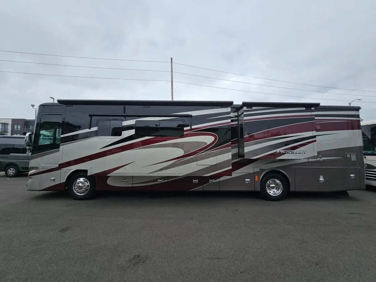 2017 Tiffin Motorhomes Phaeton, photo 4 of 24