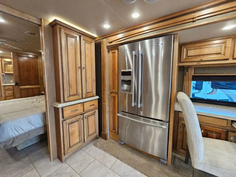 2017 Tiffin Motorhomes Phaeton, photo 18 of 24