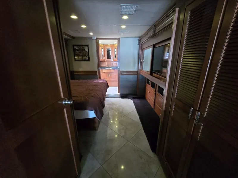 2014 Fleetwood Discovery, photo 18 of 24