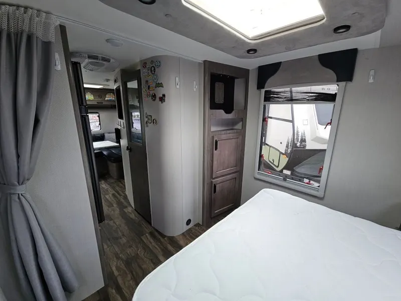 2021 Lance Lance Travel Trailers, photo 13 of 24