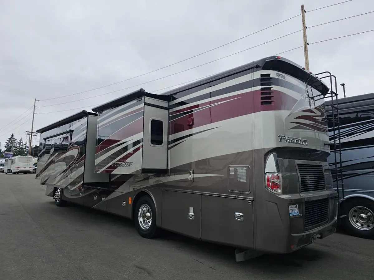 2017 Tiffin Motorhomes Phaeton, photo 5 of 24