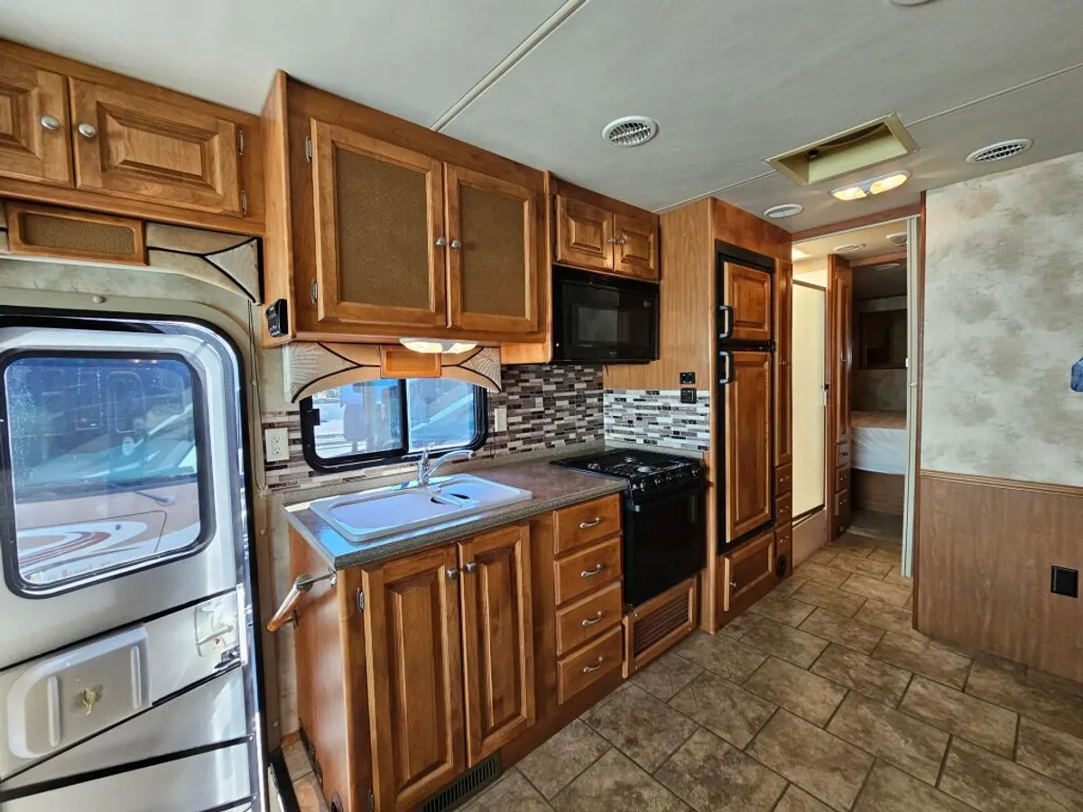 2011 Tiffin Motorhomes Allegro, photo 10 of 24
