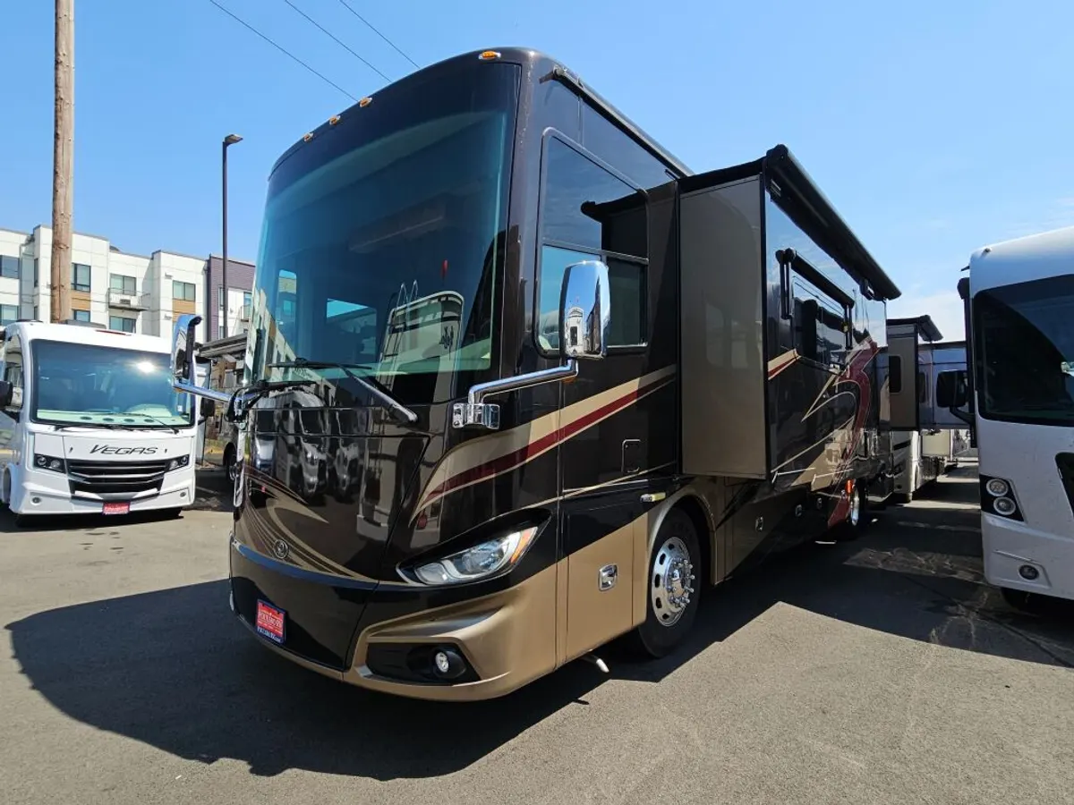 2016 Tiffin Motorhomes Phaeton, photo 3 of 24