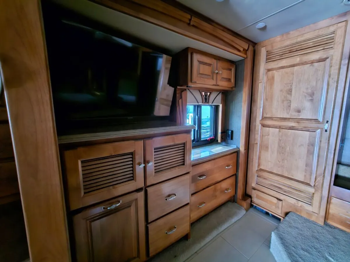 2016 Tiffin Motorhomes Phaeton, photo 23 of 24