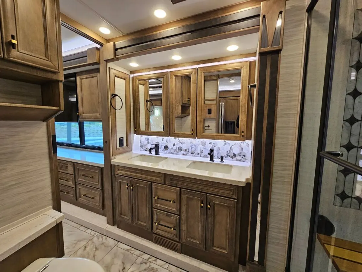 2026 Tiffin Motorhomes Allegro Bus, photo 23 of 24