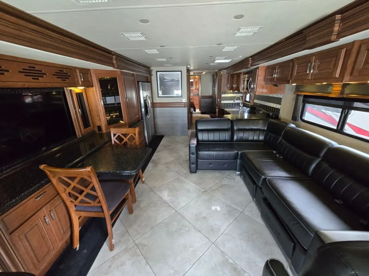 2014 Fleetwood Discovery, photo 9 of 24