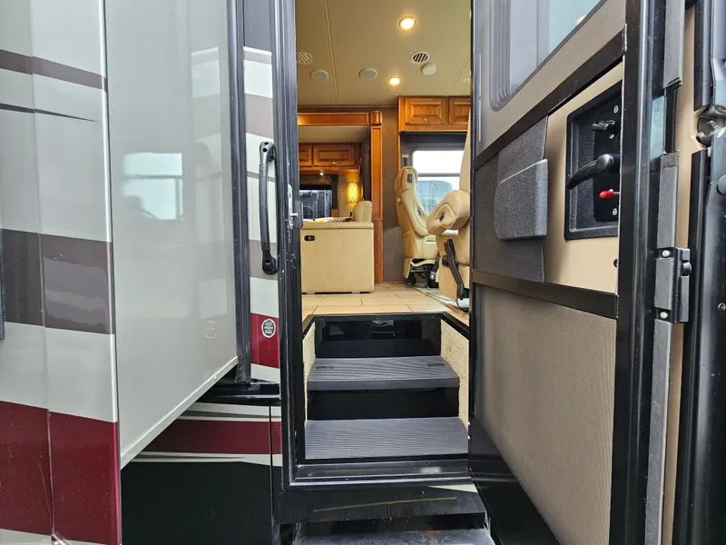 2017 Tiffin Motorhomes Allegro, photo 8 of 24