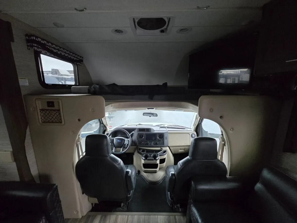 2022 Thor Motor Coach Outlaw, photo 12 of 24