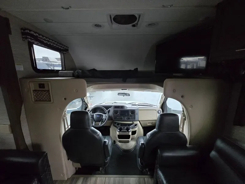 2022 Thor Motor Coach Outlaw, photo 12 of 24