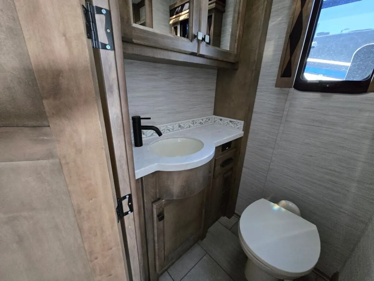 2026 Tiffin Motorhomes Allegro Red, photo 18 of 24